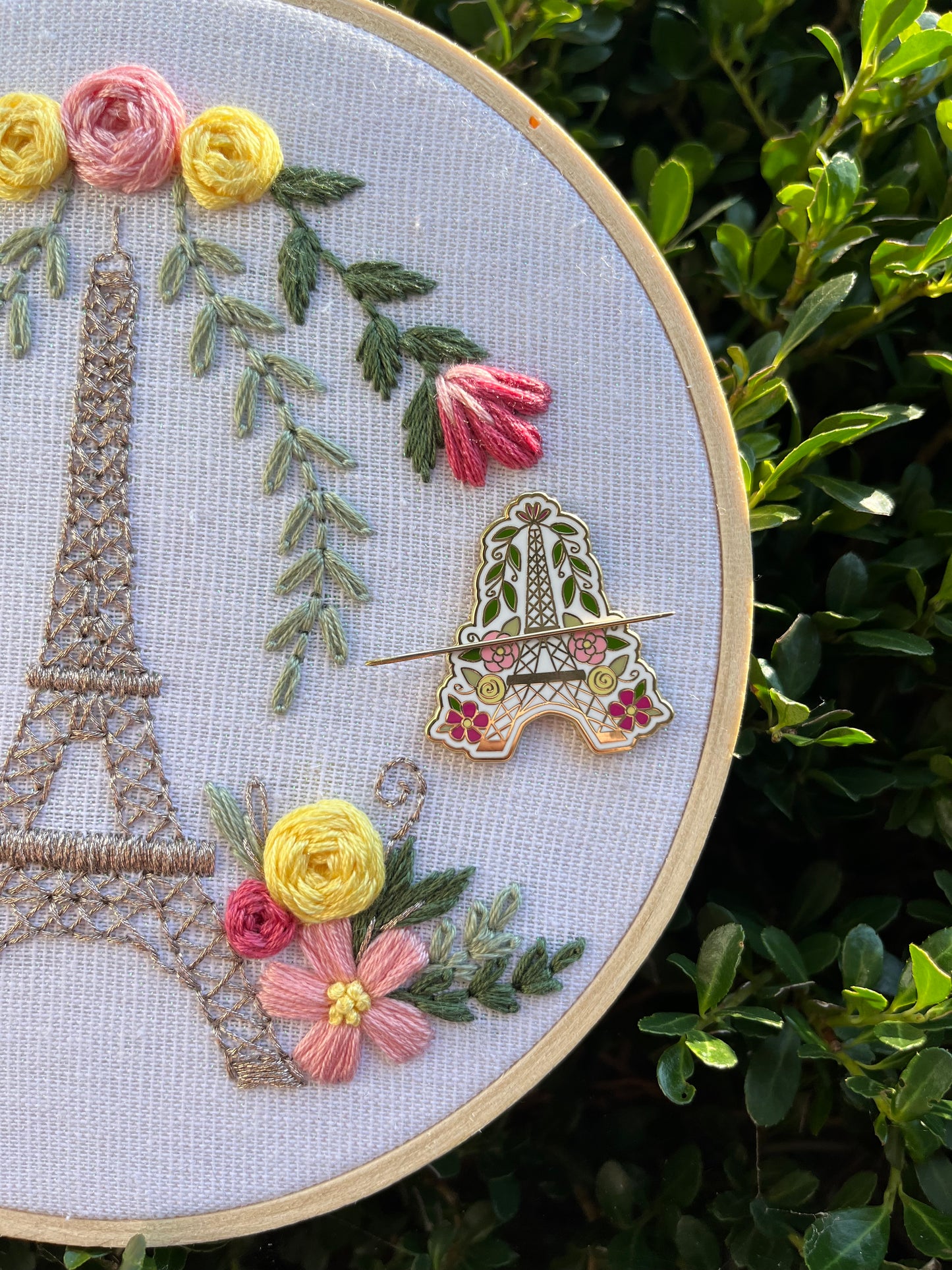 Eiffel Tower Enamel Needle Minder - Embroidery Accesory/Needle Magnet