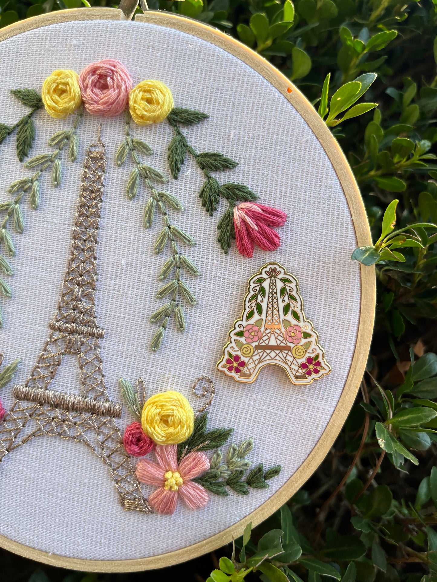 Eiffel Tower Enamel Needle Minder - Embroidery Accesory/Needle Magnet