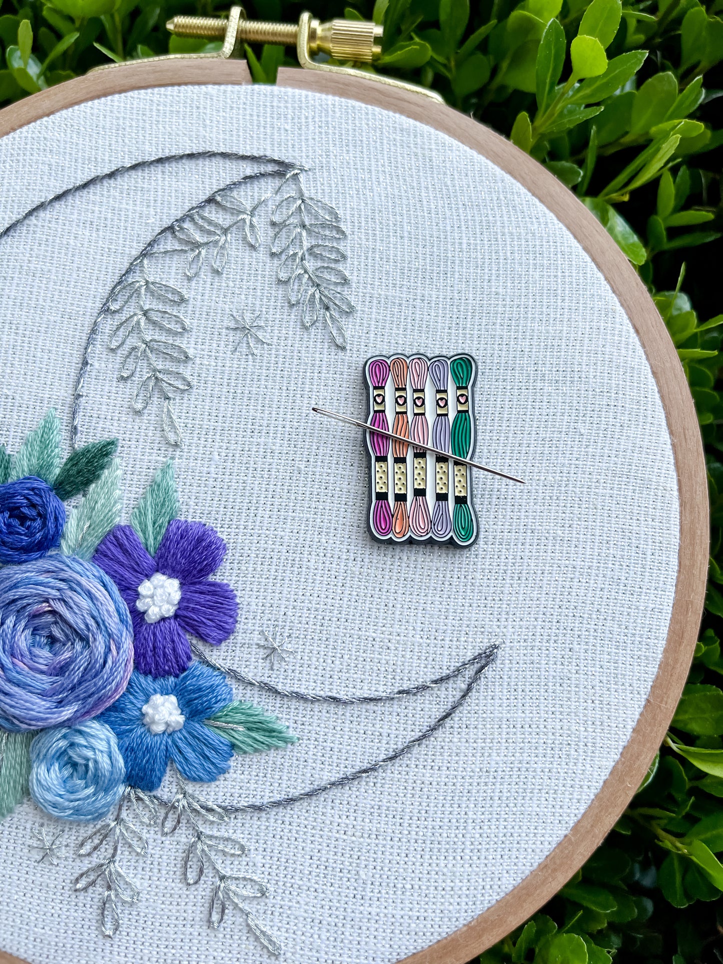 Enamel Floss Skein Needle Minder - Embroidery Accesory