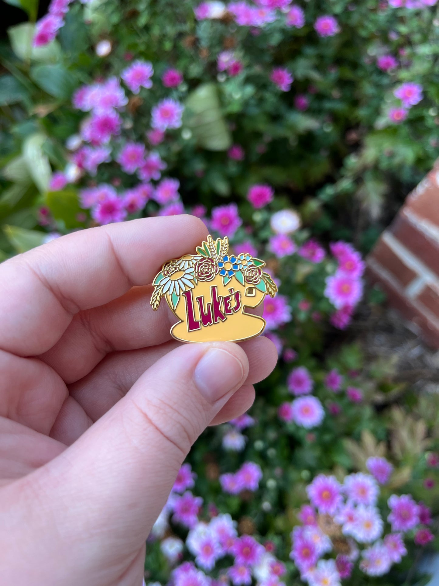 Luke’s Diner Hard Enamel Needle Minder - Gilmore Girls Embroidery Accesory/Needle Magnet